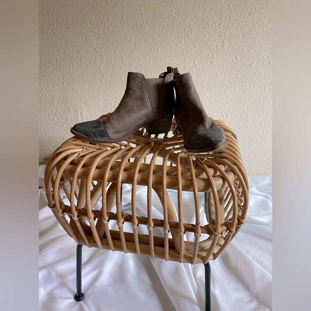 Unique chainmail toe Report booties. Size 8.